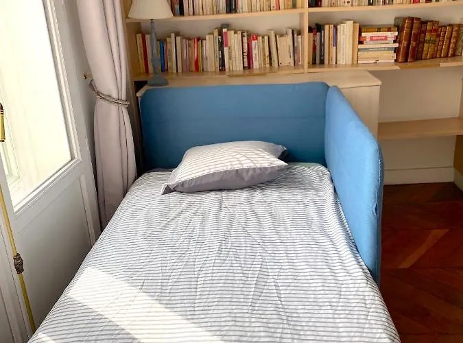 Апартаменты Marvellous Sunbathed 3br At The Heart Of Париж